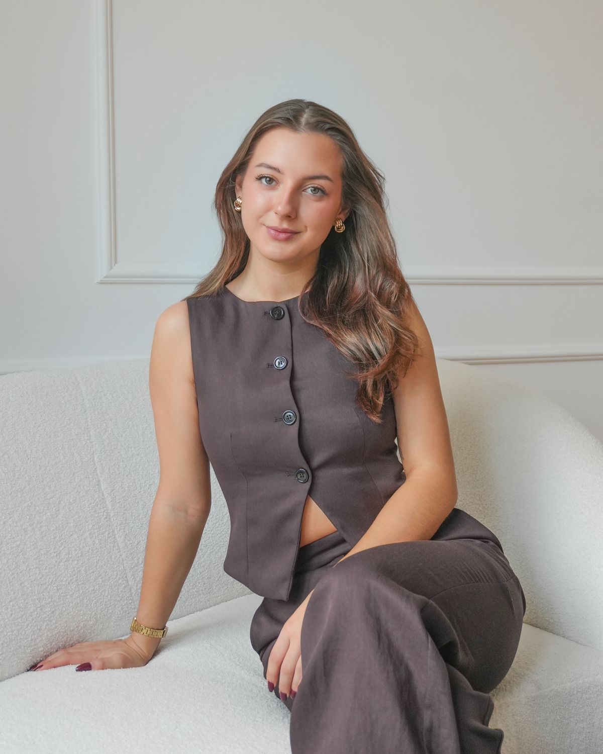 Martyna Łucka siedząca na jasnej sofie